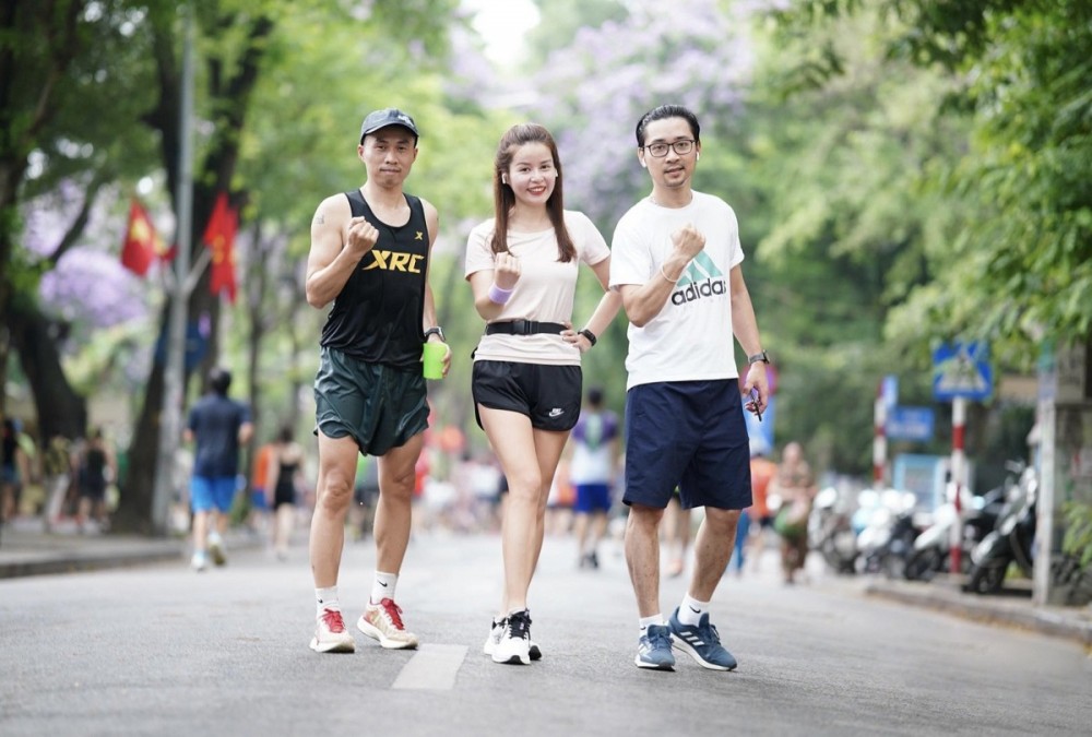 Anh chị em đồng nghiệp từ khắp mọi miền tranh thủ ghi lại những khoảnh khắc đẹp trên cung đường chạy